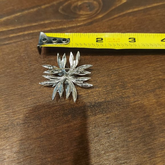 Silver Toned Flower Brooch with Faux Pearl Center - Picture 4 of 5